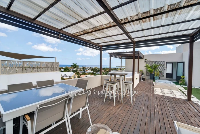 Panoramic 3-Bedroom Penthouse in Tamarin – Rooftop Jacuzzi, Ocean & Mountain Views