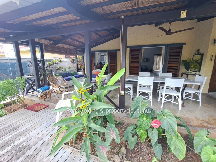 Villa en location de moyen terme, idéalement située à Trou aux Biches, disponible d’avril à septembre.