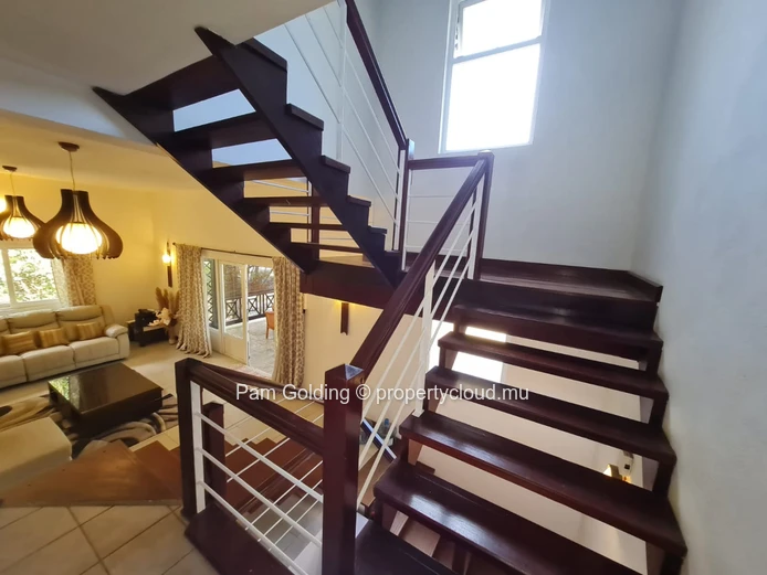 Bright 4-Bedroom Family Home with Garden & Pool