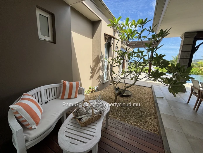 Une villa de style contemporain meublée avec style - prête à emménager.