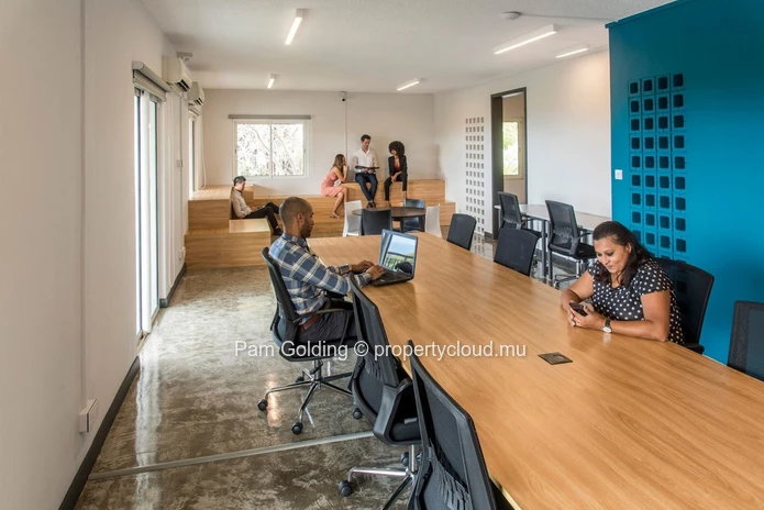 Un immeuble de bureaux prestigieux et autonome.