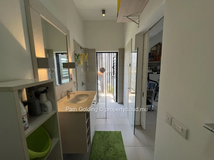 Riverside 4-Bedroom Penthouse in Tamarin – Exclusive Beach Access