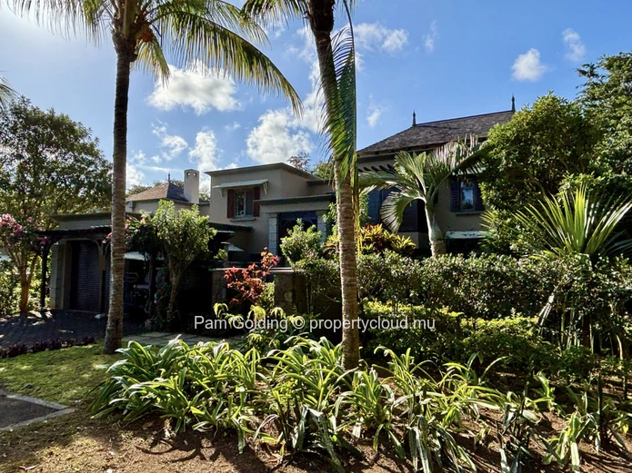 Magnifique maison avec oasis de jardin et piscine.