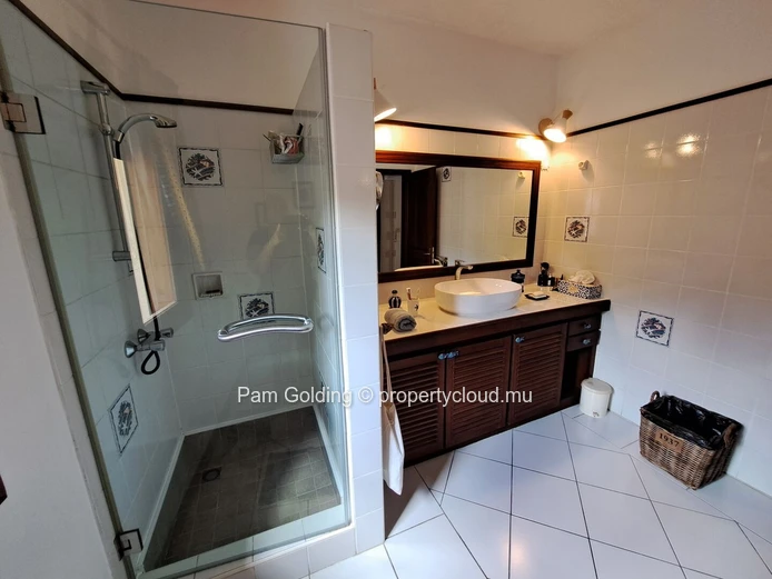 Villa en location de moyen terme, idéalement située à Trou aux Biches, disponible d’avril à septembre.