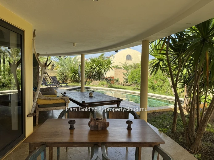 Villa dôme unique à Albion – Terrasse avec vue mer, piscine et jardin tropical