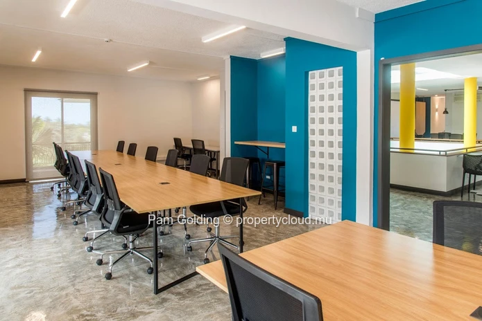 Un immeuble de bureaux prestigieux et autonome.
