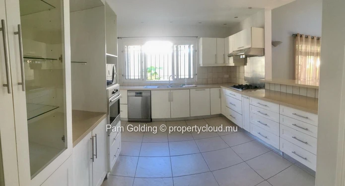  Villa in a Prime Black River Location