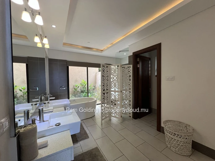Appartement à vendre à Rivière Noire, 3 chambres, 240m² avec piscine commune