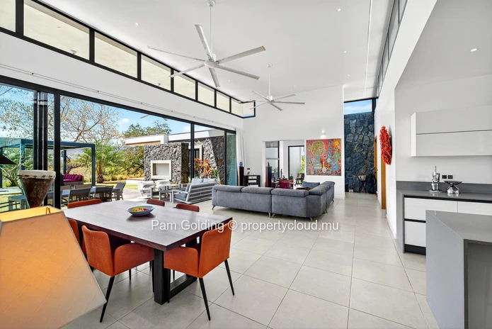Élégante Villa de 5 Chambres à Tamarin, Île Maurice – Vue Montagne & Accès Direct à la Mer