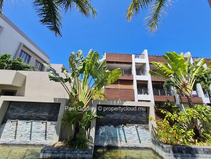 Penthouse PDS à vendre à Bain Boeuf, 230m², 3 chambres, piscine privée, meublé, animaux acceptés. Prix Rs.