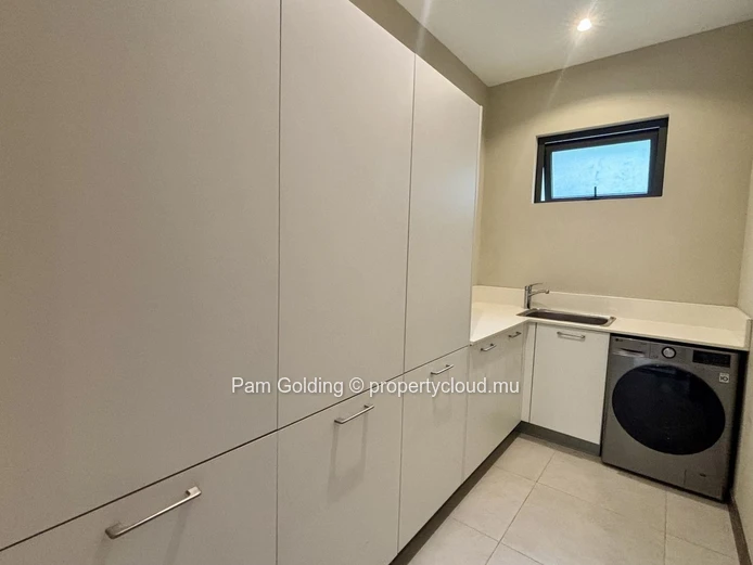 Appartement 3 chambres en rez-de-jardin à Pointe aux Canonniers, 196,69 m²