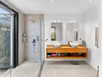 5 Bedroom Villa