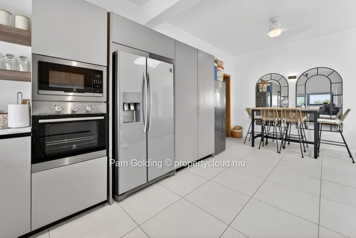 Panoramic 3-Bedroom Penthouse in Tamarin – Rooftop Jacuzzi, Ocean & Mountain Views